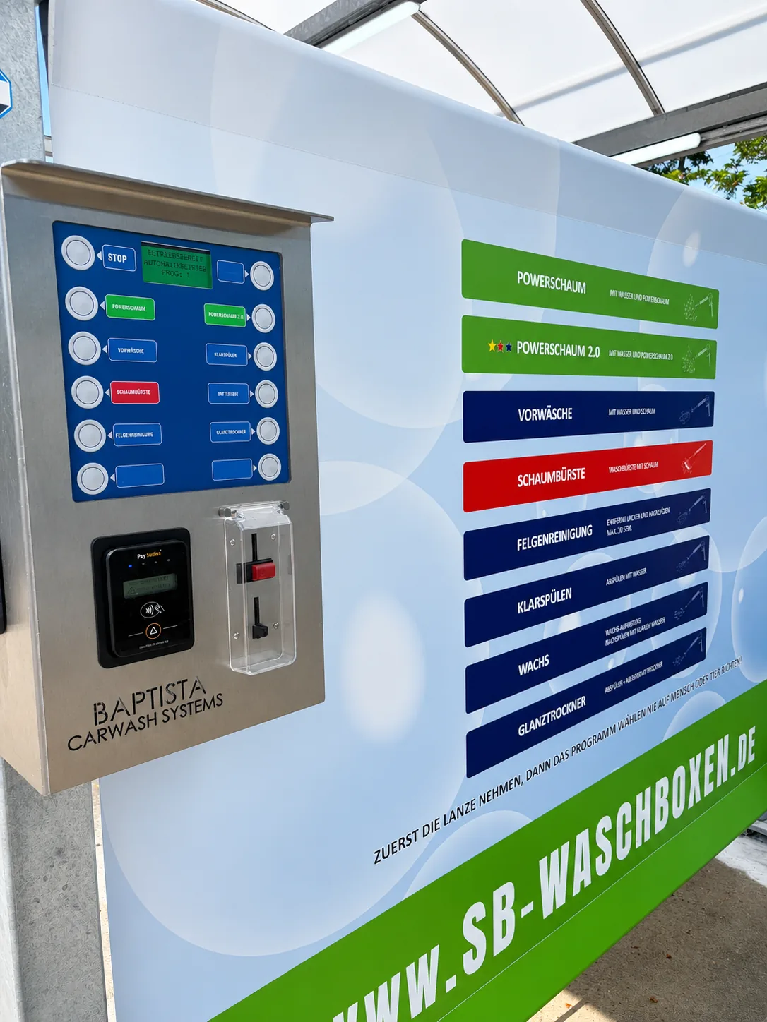Bedienterminal einer Baptista SB-Waschanlage mit Programmtasten, kontaktlosem Bezahlsystem und Programmtafel