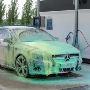 Mercedes in een wasbox met kleurenschuim van Baptista Carwash Systems